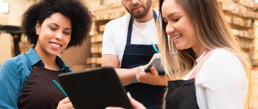 Equipe consultando informações financeiras em um tablet